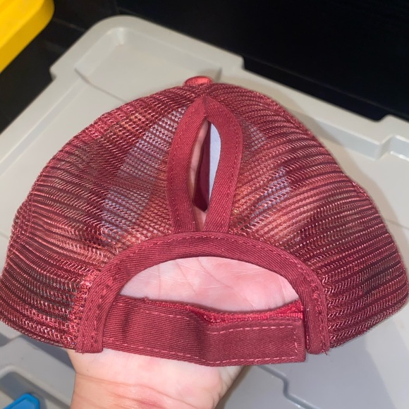 Maroon Camo Ballcap - NEW! -Mesh Back w Ponytail Hole, Adjustable - Picture 3 of 4